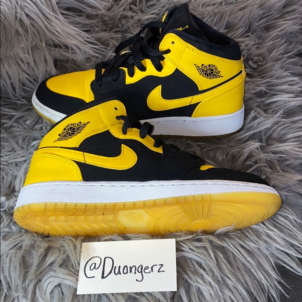 Jordan 1 Retro Mid “New Love” size 5Y